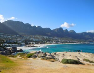 strand in Zuid-Afrika met blauwe lucht en bergen