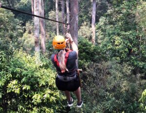 ziplinen in de jungle in Thailand