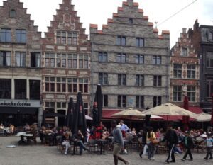 drukke straat met terras in Gent