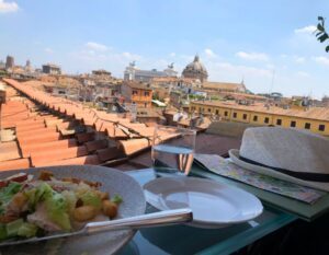 lunchen op het dakterras met uitzicht op Rome