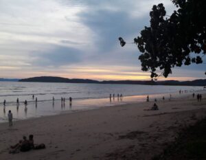 mensen op het strand in Thailand met sunset