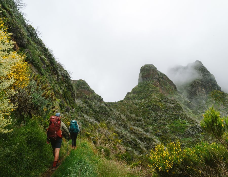 hikers in de natuur op Madeira tussen de wolken