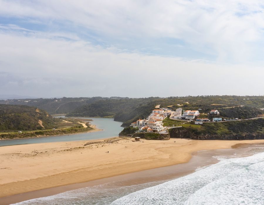 Strand in Zuid-Portugal tijdens een hike