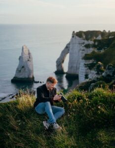 fotograaf Dave op een cliff in Etretat