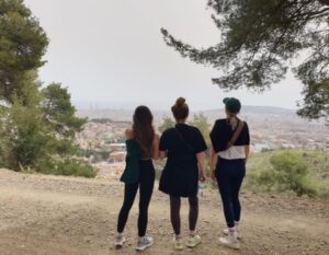 3 vriendinnen op een berg in Barcelona