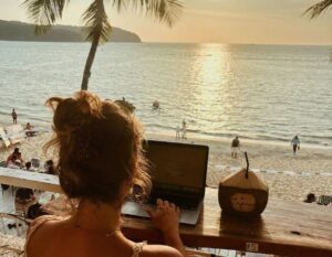 werken op je laptop aan het strand