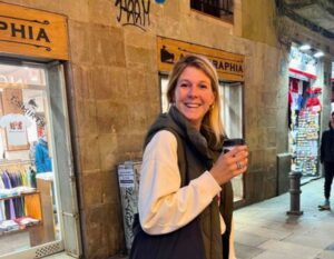 Zoe met koffie op straat in Barcelona