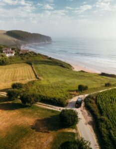 vanlife Dave onderweg naar het strand met camper