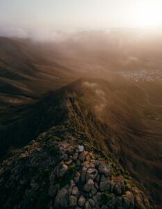 Dave tijdens een hike met zonsondergang in lanzarote