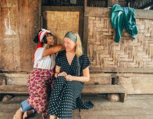 kim die een haarband krijgt