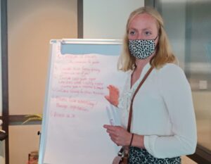 Kim die een presentatie geeft