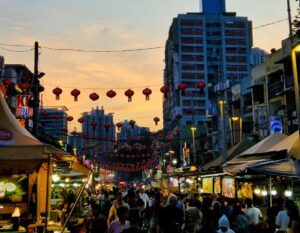 straat in Bangkok met zonsondergang