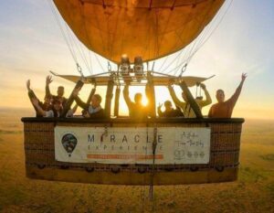 luchtballonvaart in Afrika met collega's