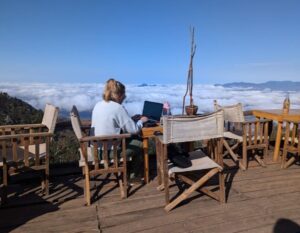 werken op je laptop boven de wolken