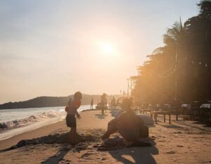 Annika en zoon op het strand tijdens sabbatical