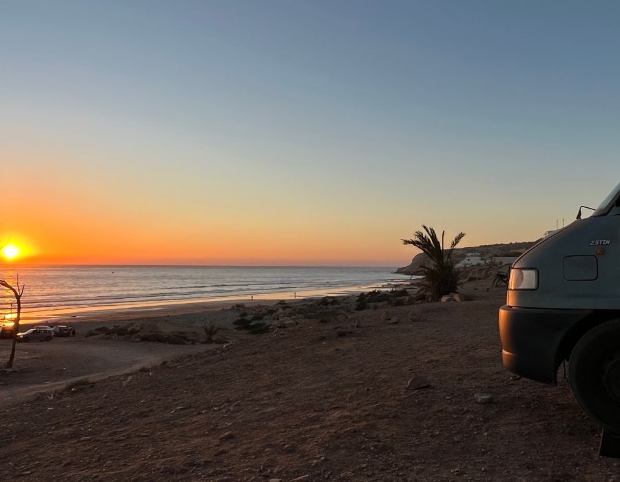 camper bij het strand met sunset