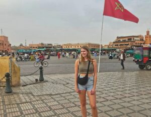 Julie op het grote plein in Marrakech