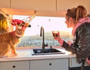 Digital nomad Chantal en kat Ollie in de camper
