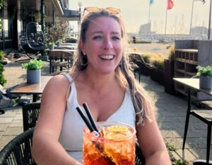 Alieke on the terrace in IJmuiden with a cocktail