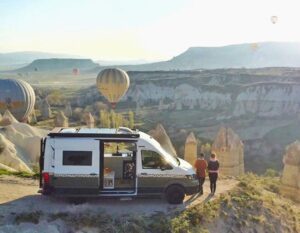 camper van Chantal in Cappadocie met luchtballonnen