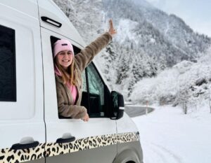 digital nomad Chantal in haar camper in de sneeuw