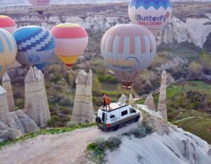 digital nomad Chantal in met haar camper in Cappadocie met luchtballonnen