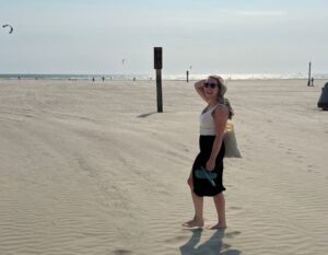 Alieke on the beach with kitesurfers