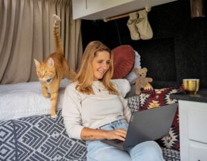 digital nomad Chantal en kat Ollie in de camper