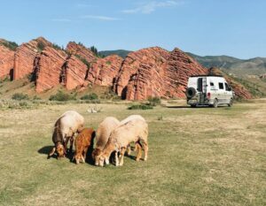 zeven stier rotsen in Kirgizië met de campervan