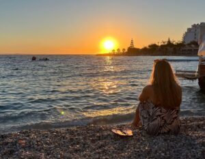 Alieke op het strand met zonsondergang