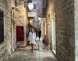 steegje in het oude centrum van Budva