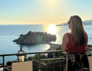 uitzicht op Sveti Stefan in Montenegro met sunset