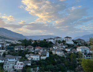 stadje Gjirokaster met sunset