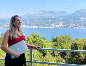 remote werken op het terras in Montenegro