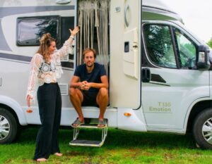 Evelien en Stef in de camper op reis