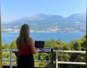 uitzicht op Herceg Novi vanaf het terras met laptop