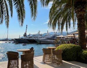 luxe jacht in de haven van Tivat