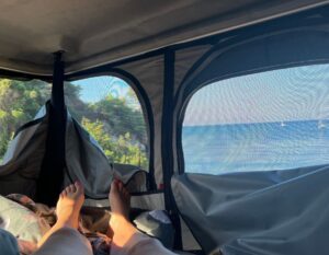 uitzicht op zee vanuit de daktent in Griekenland