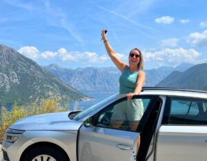 Alieke in de baai van Kotor met de auto bij viewpoint