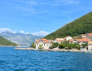 dorpje aan het water in Montenegro in de baai van Kotor