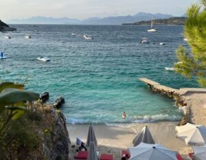 strand in Ksamil met helder water