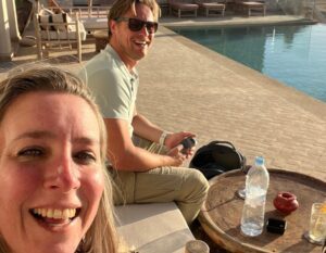 Alieke en Henno (onderweg naar liefde, NPO3) bij het zwembad