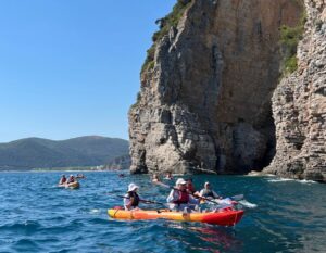 kayakken bij de kust van Budva in Montenegro