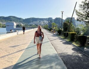 alieke walks through Tirana with laptop