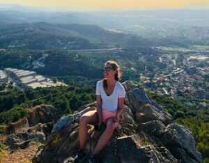 stephanie op een rots met uitzicht in de natuur