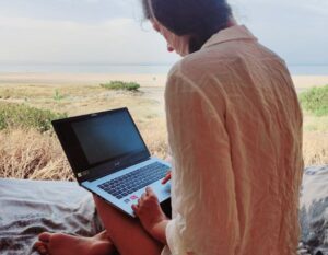 Stephanie aan het werk in de camper op de laptop