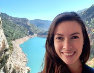 stephanie voor een blauw meer