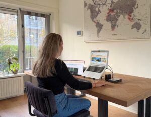 alieke op haar mobiele werkplek aan het werk