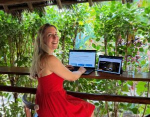 werken op laptop in de jungle