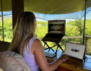 werken op laptop met tweede scherm in jungle